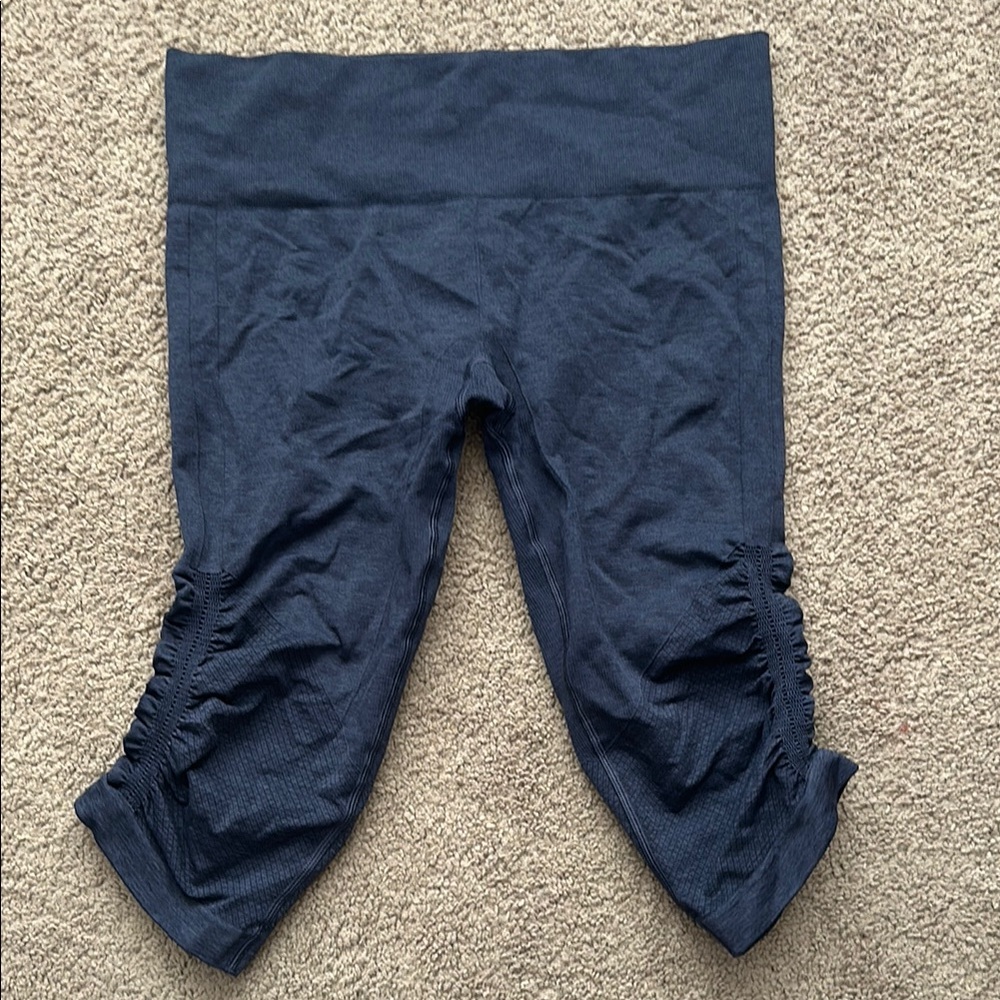 Women’s lululemon cropped navy blue leggings
